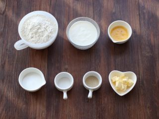 1、酸奶小吐司,准备好材料