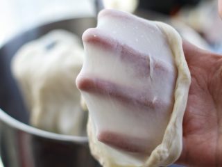 3、酸奶小吐司,直到拉出薄膜