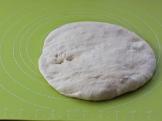 7、酸奶小吐司,轻按压排气