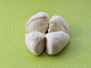 8、酸奶小吐司,分割成四份