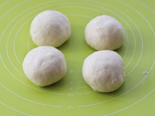9、酸奶小吐司,依次滚圆，盖保鲜膜松弛15分钟左右