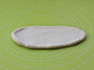 11、酸奶小吐司,按扁后，擀开成牛舌状