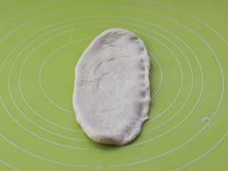 12、酸奶小吐司,翻面后横放，压薄底边