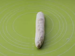 13、酸奶小吐司,自上而下卷起来，捏紧收口