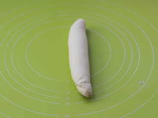 14、酸奶小吐司,搓成两头细中间粗的形状