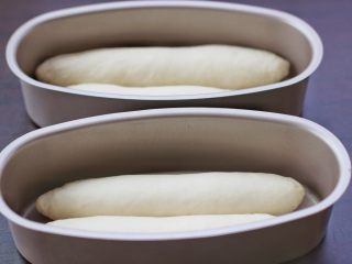 15、酸奶小吐司,两两一组入模具，放进烤箱二发，放碗热水确保湿度