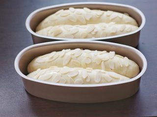 17、酸奶小吐司,表面刷蛋液水，撒杏仁片，放进预热好的烤箱中层，参考温度170度25分钟