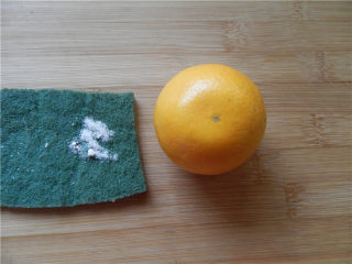 1、橙香费南雪,用百洁布沾一些小苏打粉将橙子搓洗干净。