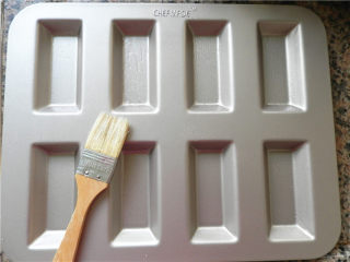 12、橙香费南雪,将学厨费南雪模具涂一层薄薄的玉米油（UKOEO烤箱180度预热）。