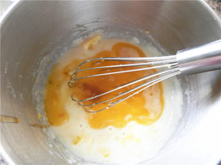 10、橙香费南雪,待黄油还有余温时，倒入面糊中。