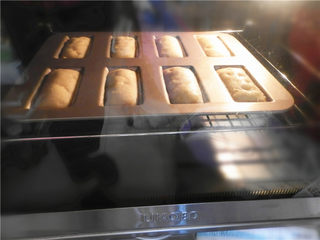 14、橙香费南雪,将学厨费南雪模具放入提前预热好的烤箱中，用180度先烤7分钟。