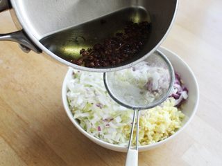 5、十味 多汁猪肉煎饺,将切好的大葱、洋葱和姜放到小碗里，将烧热的花椒油浇到上面。