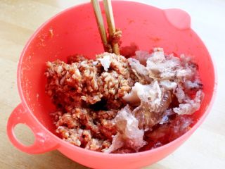 6、十味 多汁猪肉煎饺,肉馅中加入老抽5克、生抽15克、蚝油10克、十三香、糖5克拌匀。再加入肘子汤冻120克拌匀。