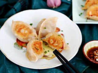 12、十味 多汁猪肉煎饺,成品欣赏，金黄金黄的很漂亮哦。