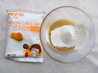2、广式蛋黄月饼,加入一半月饼粉。