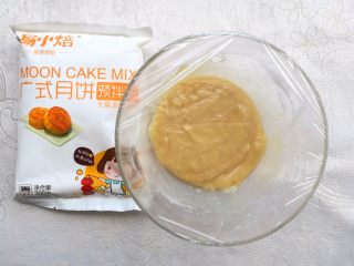 3、广式蛋黄月饼,混合均匀后用保鲜膜盖好醒发30分钟。