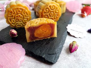 20、广式蛋黄月饼,成品。