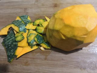 1、南瓜糯米夹心饼,把南瓜去皮