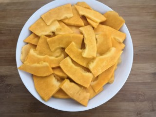 3、南瓜糯米夹心饼,把南瓜片，放入盘中