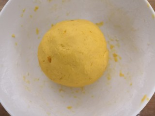 9、南瓜糯米夹心饼,把絮状的粉块，揉成粉团