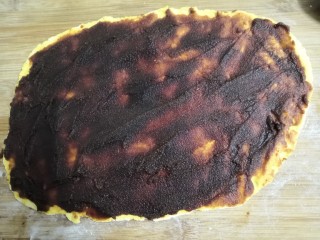 13、南瓜糯米夹心饼,先把，一块薄片上，铺上豆沙馅