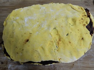 14、南瓜糯米夹心饼,再叠上一层，薄皮片