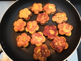 21、南瓜糯米夹心饼,煎至一面金黄后，翻面再煎至金黄，即可盛出