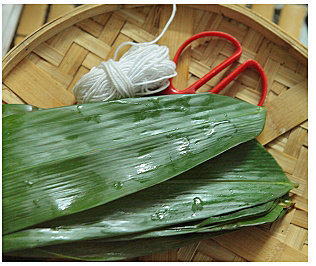 2、咖喱牛肉粽,用剪刀将前面带径的部分剪掉