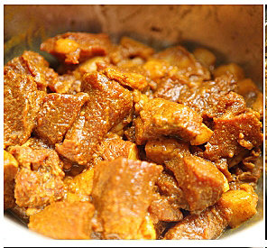 3、咖喱牛肉粽,牛肉洗净切成正方型的大丁,加酱油、料酒、海鲜酱、盐和咖喱粉,少许淀粉腌制3个小时备用