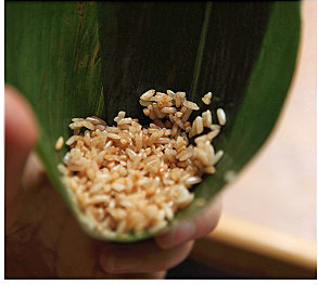 5、咖喱牛肉粽,处理好的叶子卷成漏斗状,加少许糯米