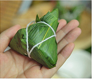 10、咖喱牛肉粽,用棉线捆绑结实