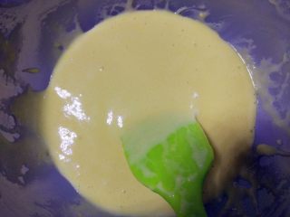 3、新手也能0失败——戚风蛋糕,筛入低筋粉和玉米淀粉的混合物，从底部以十字翻起搅匀成细腻粘稠的状态，备用。不要过度搅拌，以免起筋。如果实在有疙瘩，可以将面糊过一遍筛