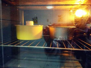 9、新手也能0失败——戚风蛋糕,入预热好的烤箱中下层，上下火135度烤40分钟左右。具体时间和温度要根据不同烤箱，酌情增加。一般八寸的我用135度烤70-80分钟左右可熟透