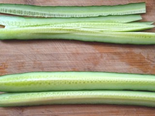 4、辣白菜肉松寿司卷,黄瓜切条