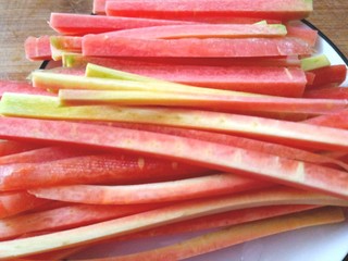 5、辣白菜肉松寿司卷,胡萝卜切条