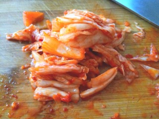 7、辣白菜肉松寿司卷,备好辣白菜