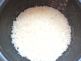 12、辣白菜肉松寿司卷,米饭蒸好