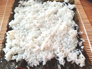 17、辣白菜肉松寿司卷,铺上米饭