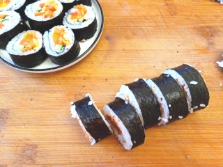 22、辣白菜肉松寿司卷,寿司切好,摆盘