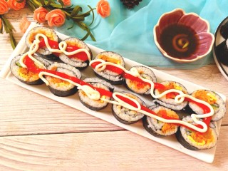 23、辣白菜肉松寿司卷,挤上番茄沙司,沙拉吃,还可以给小碗中倒上寿司酱油,挤入青芥末沾着吃。