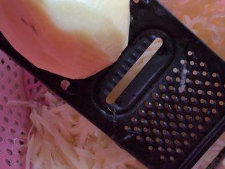 1、土豆肉末酿豆角,把土豆去皮,刷丝