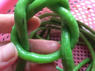 8、土豆肉末酿豆角,从另一端开始编,编完一端,再编另一端