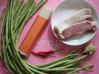 1、豆角（肉）焖面,准备以上食材。