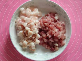 3、豆角（肉）焖面,猪肉切成小丁，肥瘦分开，肥肉丁用来炒出油，若想吃大块肉，瘦肉部分可切大一点。