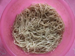 6、豆角（肉）焖面,快速捞面条起锅，沥水后放入盆中，倒入一些平时炒菜的油，快速搅拌，以防粘连（一定要搅开，不然呆会焖的时候就粘到一起了）