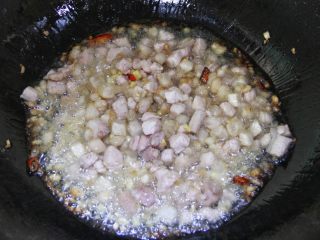 9、豆角（肉）焖面,加入瘦肉丁，继续翻炒大约2-3分钟。