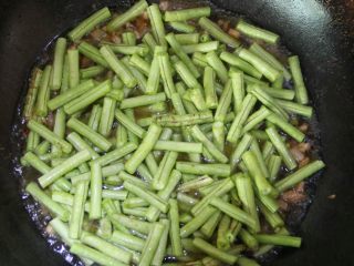 11、豆角（肉）焖面,将豆角均匀地铺上去。