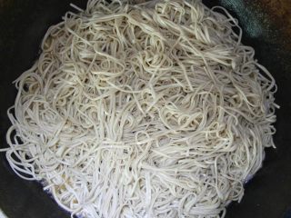 12、豆角（肉）焖面,将面条均匀地铺在豆角上。然后大火焖15分钟左右。