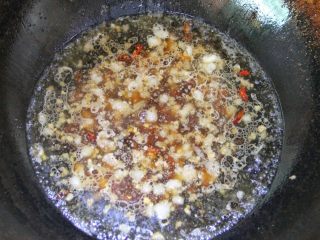 10、豆角（肉）焖面,加入盐，倒入老抽（上色），加入一碗水。