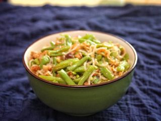 13、豆角（肉）焖面,闻到香味后，开锅，将面条、肉、豆角翻炒几下，使其均匀，然后就装碗开吃了。